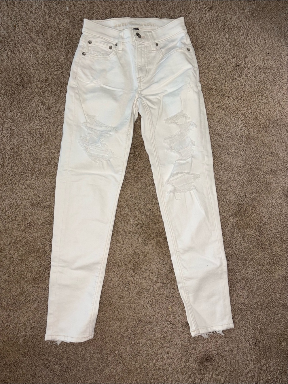 Womenโs 000 American Eagle Outfitters White Distressed Mom Jeans